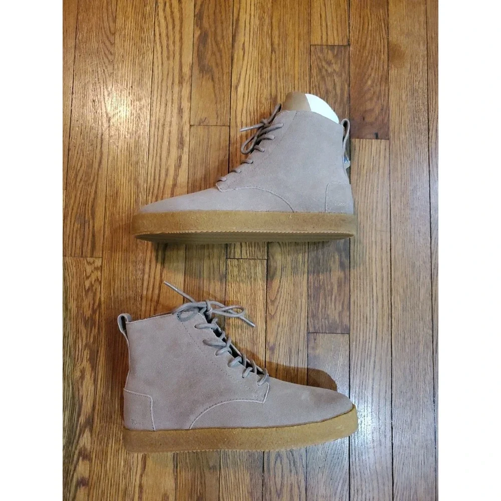 NIB TOMS Men's SZ 8.5 Teton Lace Up Suede Casual‎ Boots 10016954 Taupe Gray